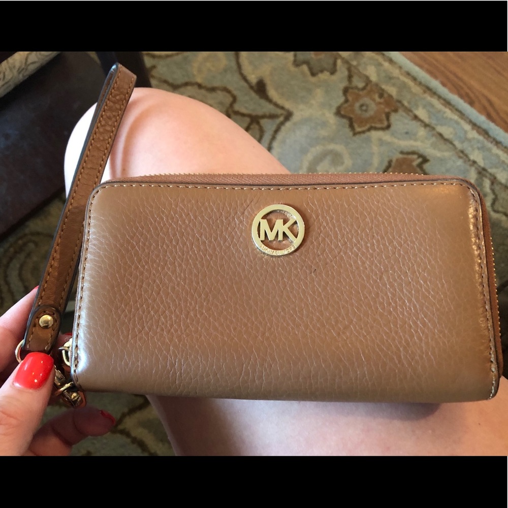 Michael Kors iPhone 6/7/8 cognac wallet/wristlet